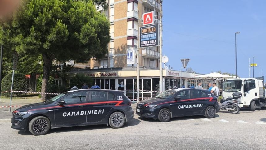 ‘Çmendet’ shqiptari në Itali, godet me thikë maqedonasin për arsye xhelozie, i plagosuri në gjendje të rënë