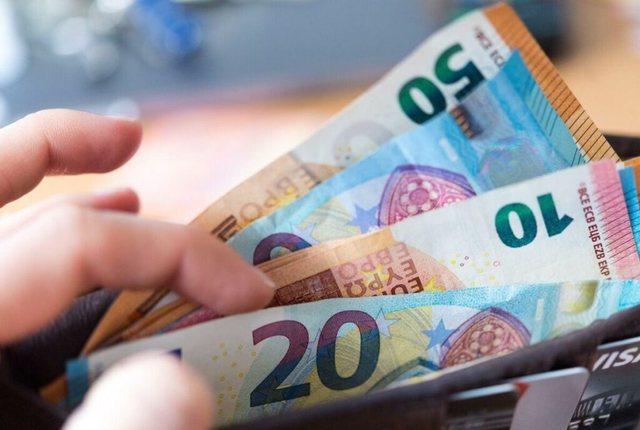 Këmbimi valutor sot/ Me sa blihen e shiten dollari dhe euro, çfarë ndodh me monedhat e tjera