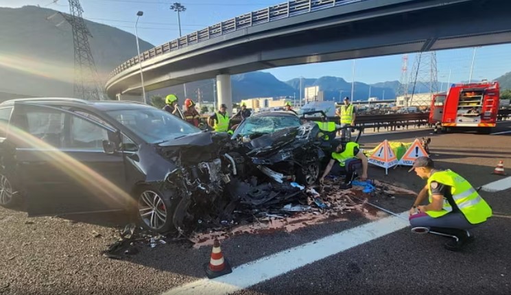Kundravajtja u kushtoi jetën/ Aksident në autostradë, një i vdekur dhe pesë të plagosur, mes tyre tre fëmijë