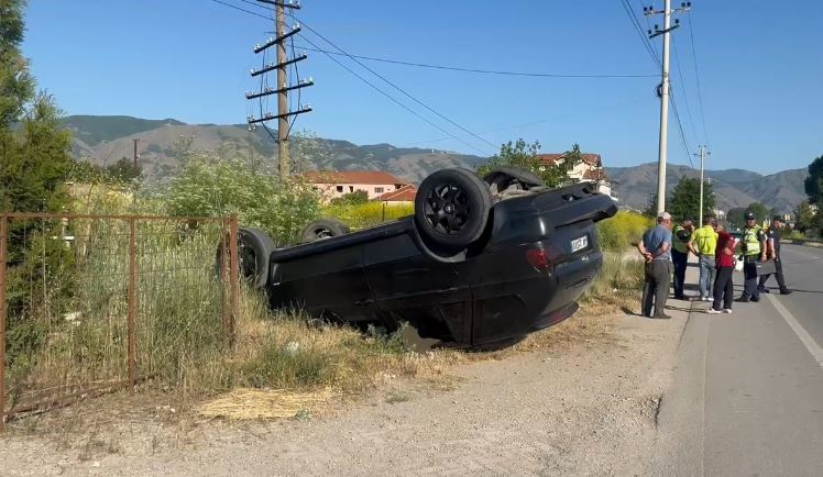 Aksident i rëndë, mjeti del nga rruga dhe kthehet përmbys! Dërgohen në spital 3 persona