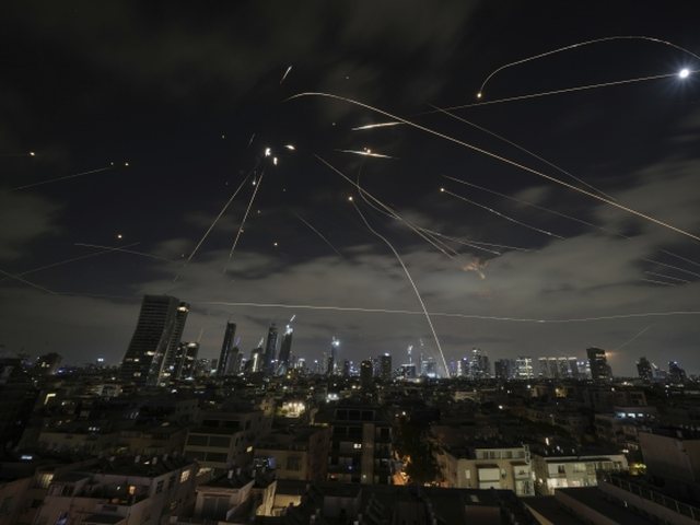 Irani nis sulm të ri raketor, shpërthime dhe sirena alarmi në Izrael