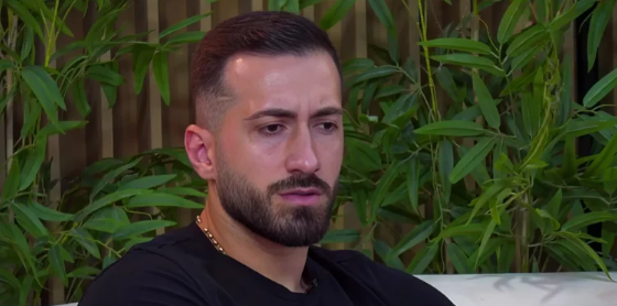 “Puthje dhe përqafime…”, vajza “misterioze” i hidhet në qafë Jozit, pamjet që po bëjnë ‘namin’ në rrjet