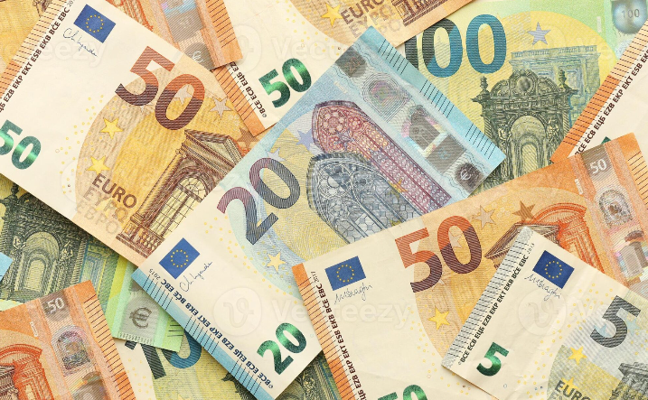 Euro prek “fundin”, monedha europiane zbret në minimumin e ri historik