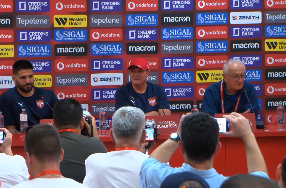 “Nuk je normal”, Stojkoviç i kundërvihet gazetarit! Konferenca nis dhe mbyllet në shqip nga trajneri serb (Video)