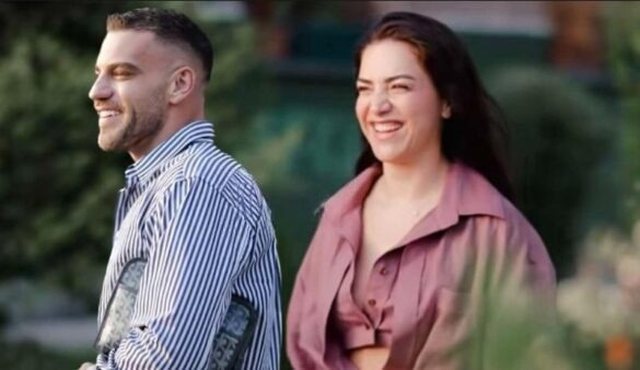 S’ka më dyshime! Kapen ‘mat’ në bregdet, Sara Hoxha dhe Erik Fullani shijojnë verën bashkë
