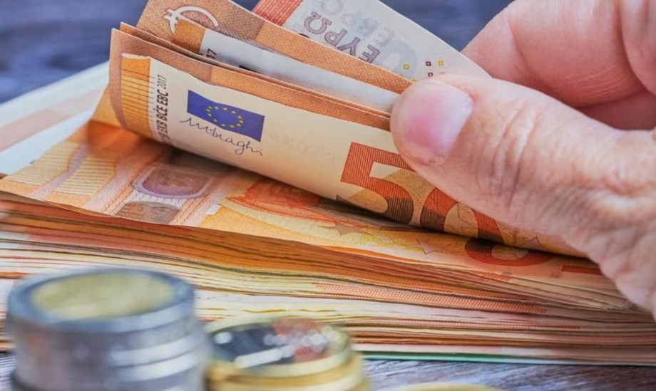 Këmbimi valutor: Bie dollari, euro vijon në nivele të ulëta
