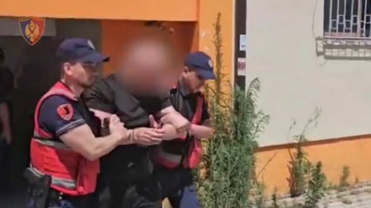 Arrestohet 53-vjeçari në Fier! U kap “mat” teksa shiste heroinë, policia i gjen në shtëpi edhe…