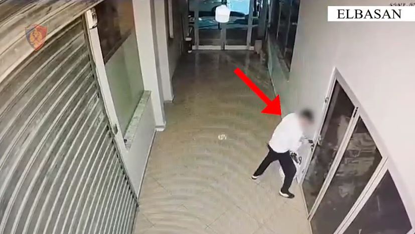 ‘Gjuajti’ çantat e punonjësve të spitalit dhe ua zbrazi nga lekët, pastaj kapet mat në një dyqan pajisjesh elektronike, arrestohet hajduti në Elbasan