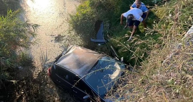 Makina del nga rruga/ Aksident në aksin Delvinë-Sarandë, plagoset shoferi