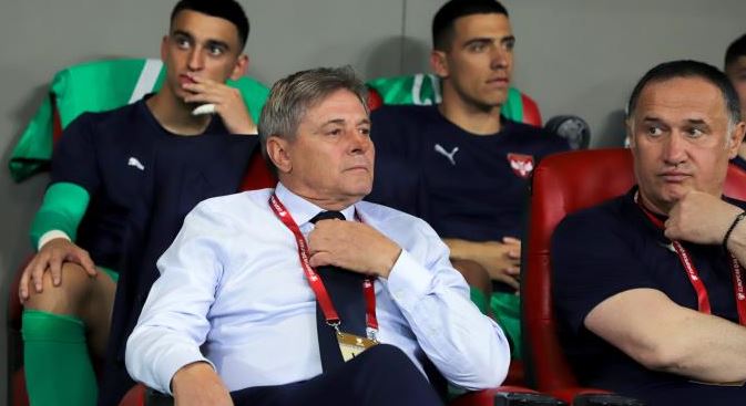Serbëve nuk u del e keqja me fjalët e trajnerit të tyre për tifozët shqiptarët: Nuk ishte “fantastike”! Shihi lojtarët në sy nëse guxon