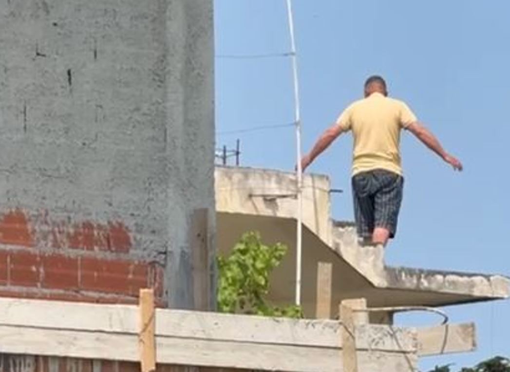 Parandalohet një ngjarje tragjike, policia shpëton në momentet e fundit një 35-vjeçar që tentoi të hidhej nga çatia