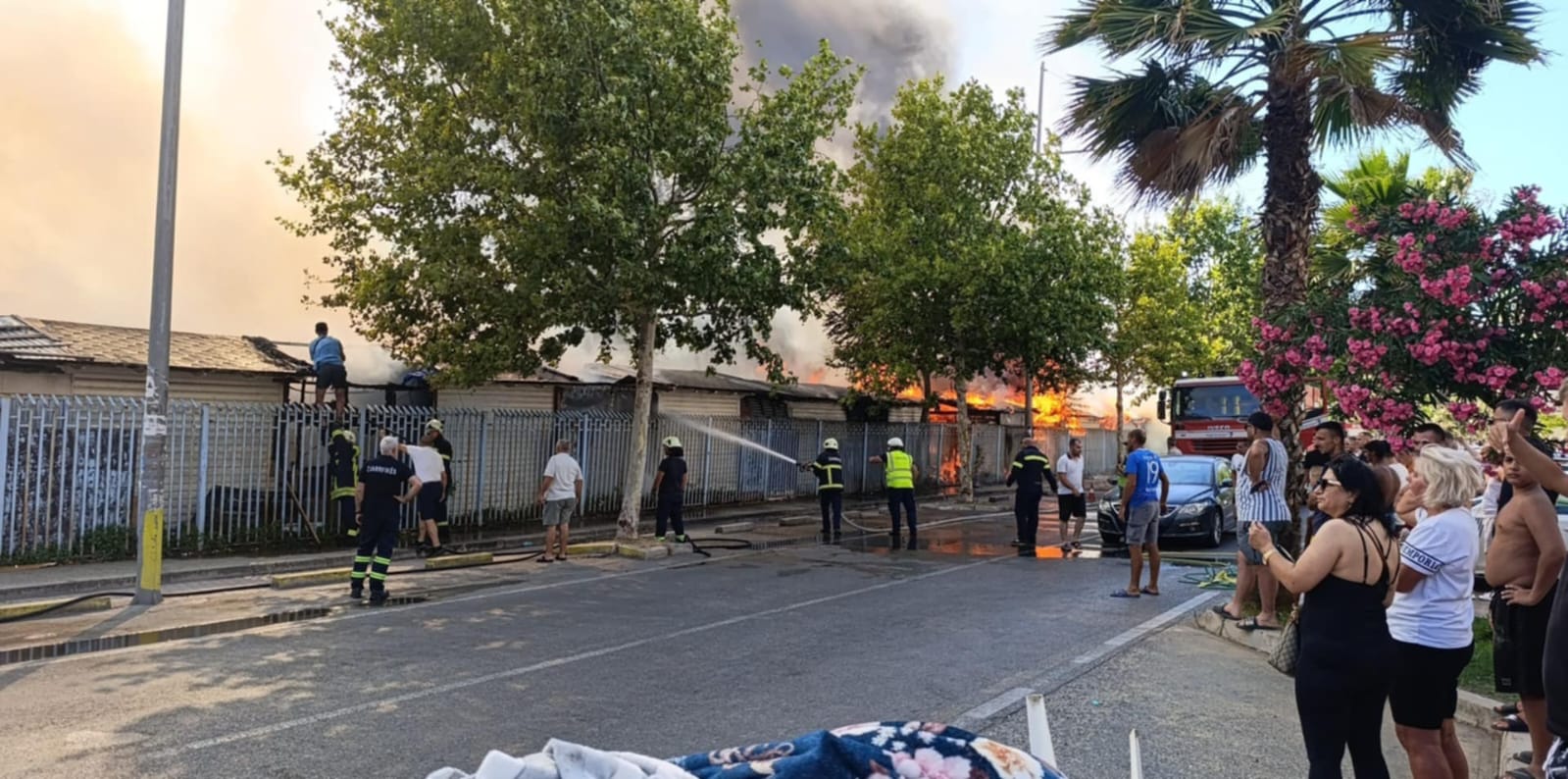 Zjarri në tregun afër plazhit të Durrësit, nis hetimi për pronarin
