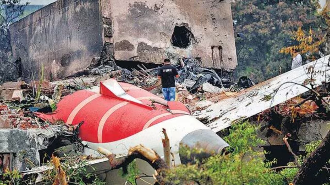 “Pse e ndërpreve”/ Zbulimi i frikshëm për aksidentin tragjik të Air India, një nga pilotët çaktivizoi çelësat e kontrollit të karburantit?