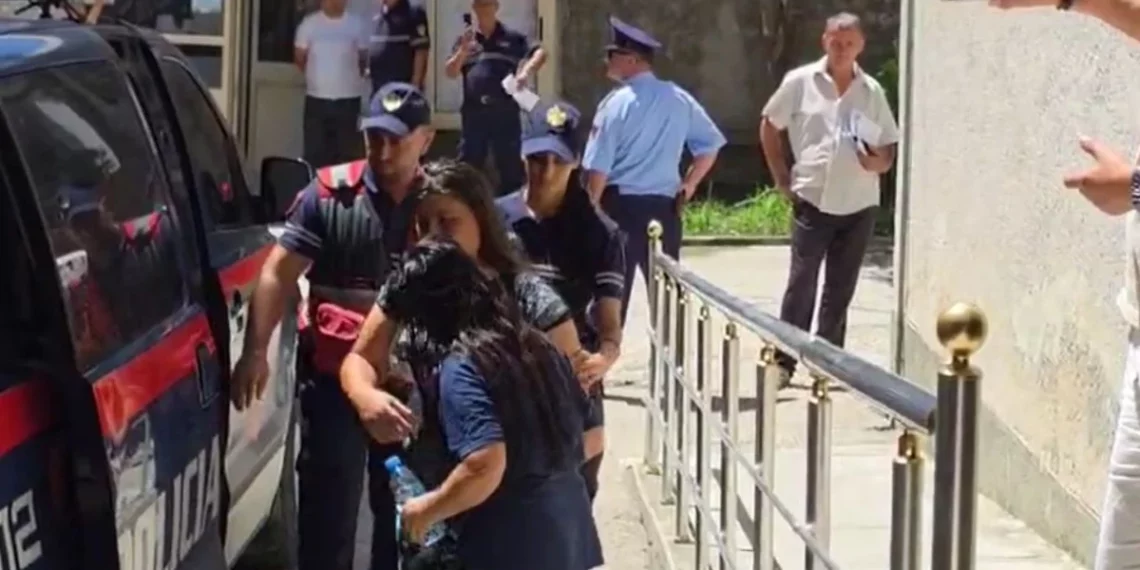 Vrasja m*kabre e 55-vjeçarit nga e bija dhe i dashuri i saj, autorët mbërrijnë në gjykatë për masën e sigurisë