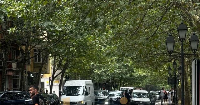 Aksident në Tiranë, një furgon dhe 4 makina të përfshira (PAMJET)