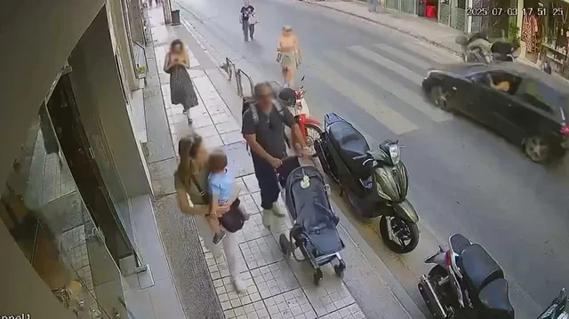 Makina merr zvarrë për disa metra motoçikletën (VIDEO)