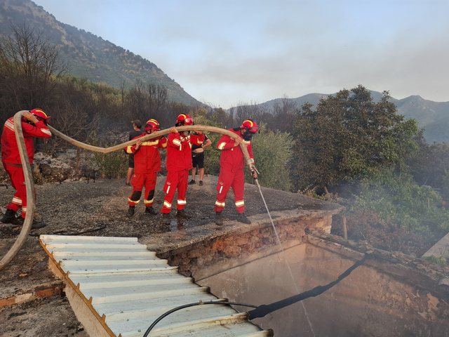 29 vatra zjarri në Shqipëri, 13 ende aktive situata mbetet e vështirë në disa qarqe