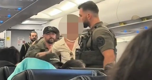 Shakaja e adoleshentit për bombë tmerron pasagjerët në avion, përfundon në pranga