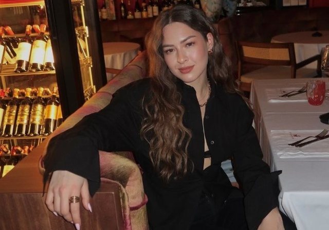 “Nuk kam nerva të bëjë tre orë rrugë me makinë”, Françeska Murati shfaqet duke udhëtuar me helikopter në jug të Shqipërisë