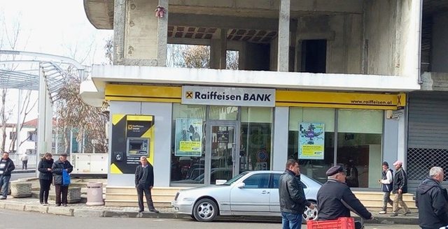 “Dënohet” Raiffeisen Bank, morën kredi në emër të saj me firmë false e i kërkuan paratë mbrapsht, qytetarja i nxjerr zbuluar