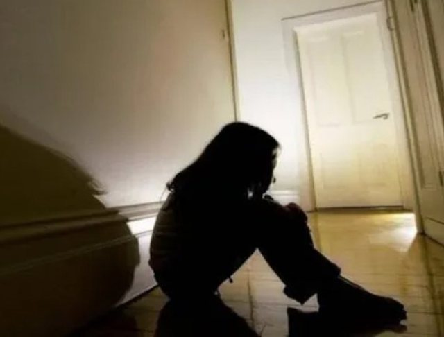 PAMJE TË RËNDA! Vajzat fierake bullizojnë bashkëmoshtaren e tyre, e kapin për flokësh dhe e hedhin në ferra: Thuaj të h*ngrsha k**