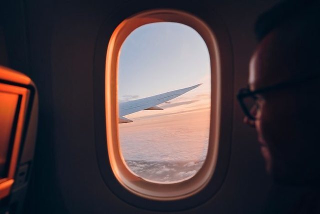 A e dini pse dritaret në avion janë të rrumbullakëta? Zbuloni arsyen pse