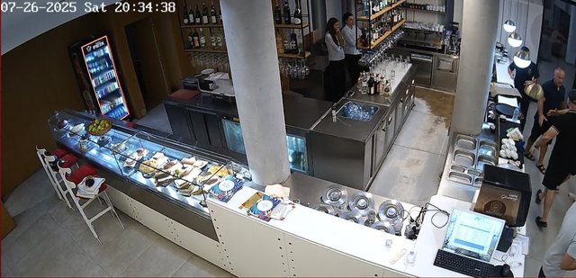 Video/ ‘Më solle një shishe ujë tepër’, efektivi dhe miku i tij dhunojnë kamerierin 18-vjeçar në Vlorë në sy të klientëve!