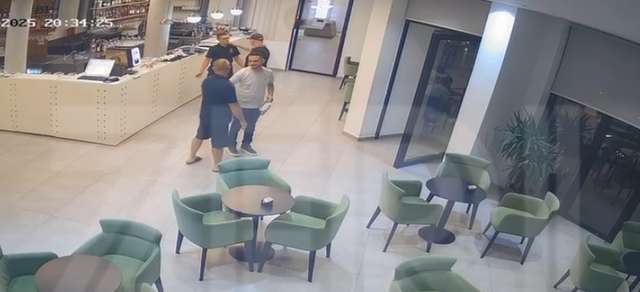 Dhunoi kamarierin në Vlorë për një shishe ujë, pezullohet nga detyra oficeri i policisë, Ardian Isufi