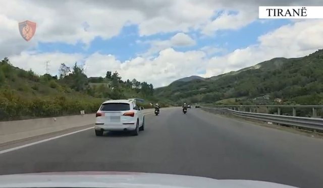 Tentoi t’i ikte policisë me “Audi Q5”, kapet në Tiranë kreu i një organizate kriminale ndërkombëtare