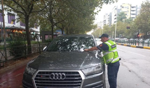 Parkimi “dysh”, çfarë rrezikojnë drejtuesit e mjeteve? Ja kur kjo shndërrohet në vepër penale që dënohet me burg