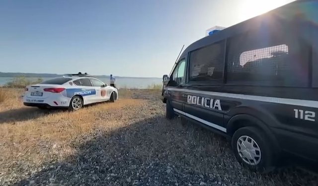 Gjendet trupi i pajetë i 16-vjeçarit të mbytur në Lagunën e Patokut. Adoleshenti tjetër në gjendje të rëndë