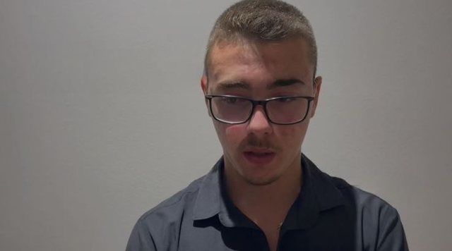 Tregon kamarieri i dhu’nuar: Shefi dhe një person tjetër më goditën në sy dhe qafë për një bidon ujë më tepër