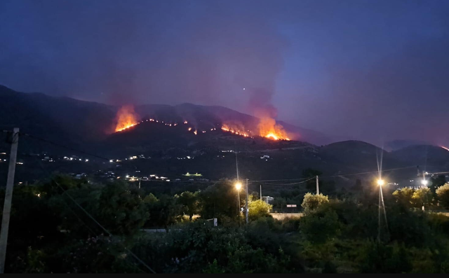 Pamje të trishta nga Borshi, zjarri po përparon drejt zonave të banuara (Video)