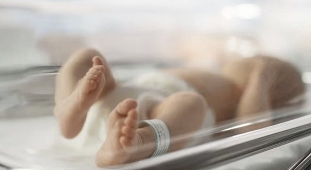 Foshnja lindi 6 javë para kohe dhe mbahej në jetë nga aparaturat, por gjen vdekjen pasi një 6-vjeçar e hodhi në dysheme