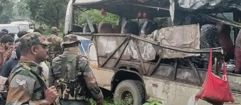 Tragjedi/ Autobusi përplaset me kamionin, raportohet për 18 viktima dhe disa të plagosur