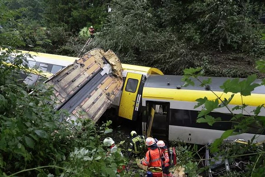 Del nga shinat treni me 100 pasagjerë në Gjermani, viktima dhe të plagosur, shkak dyshohet…