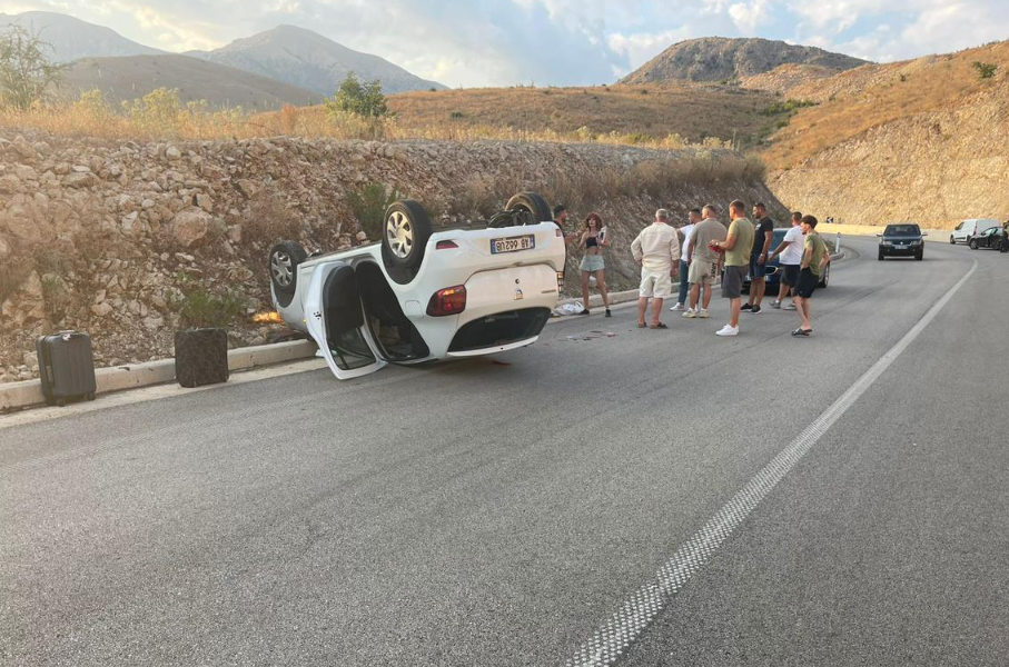 Aksident në aksin Skërficë-Sarandë, makina e turistes spanjolle përmbyset në rrugë