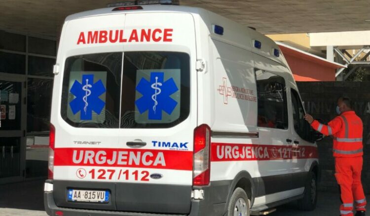 Pushuesi 23-vjeçar rrëshqet dhe bie nga lartësia në hotel, dërgohet me urgjencë në Spitalin e Traumës