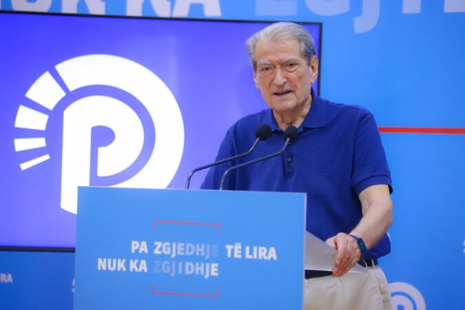 “Qindra mercenarë marrin rroga për të bërë patronazhistin”/ Berisha ‘shigjeton’ qeverinë: Përdoren kompani private…
