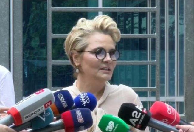 “S’kemi bërë harxhime të mëdha”, Kryemadhi në SPAK me syze sa një rrogë minimale, nuk do ta besoni sa kushtojnë