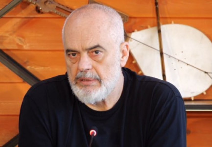 Rama sërish në Vlorë, zbarkon me helikopter ushtarak, me të mbërritur kryeministri shkon drejt…