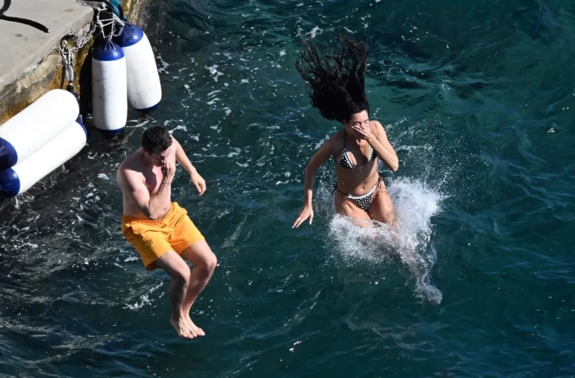 Dua Lipa fotografohet në momente intime me të fejuarin Callum Turner gjatë pushimeve në brigjet italiane