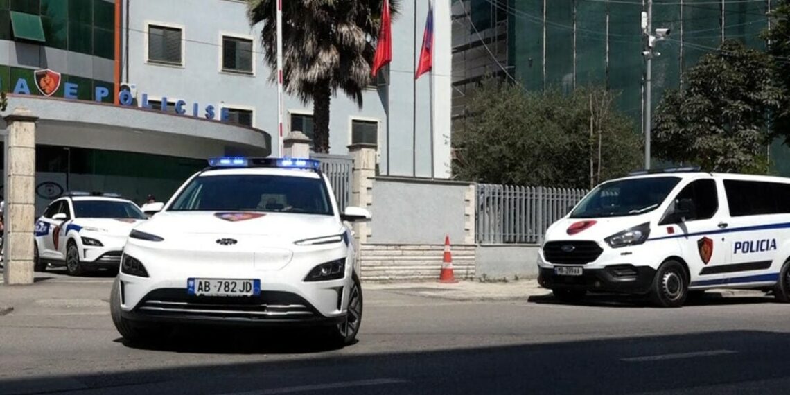 Grabitën të riun duke e kanosur me armë/ Vihet në pranga 40 vjeçari në Durrës, në kërkim tre të tjerë
