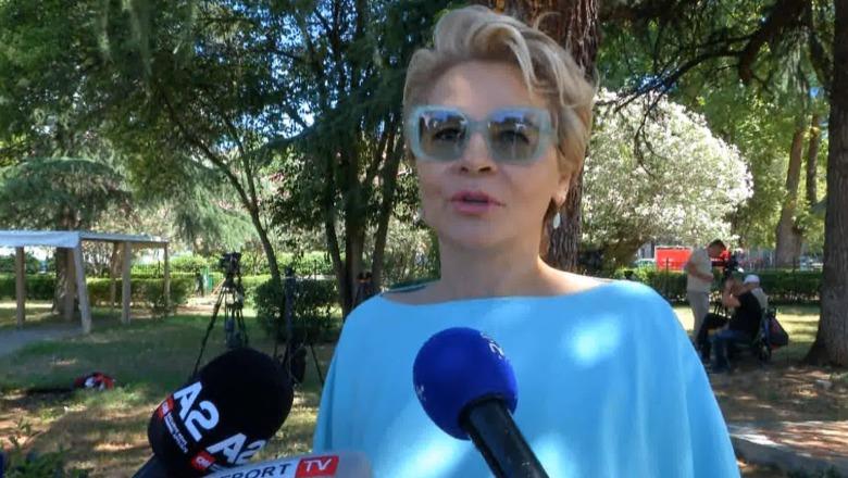 Kryemadhi ‘shpërthen’ ndaj Ted Blushit: Nëse do një fustan apo taka, ia jap unë