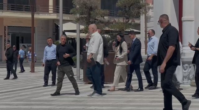 E papritur në PS-në e Vlorës , Edi Rama shkarkon kryetarin e degës