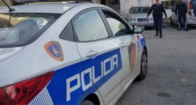 Aksident i rëndë, automjeti përplas këmbësorin në vijat e bardha