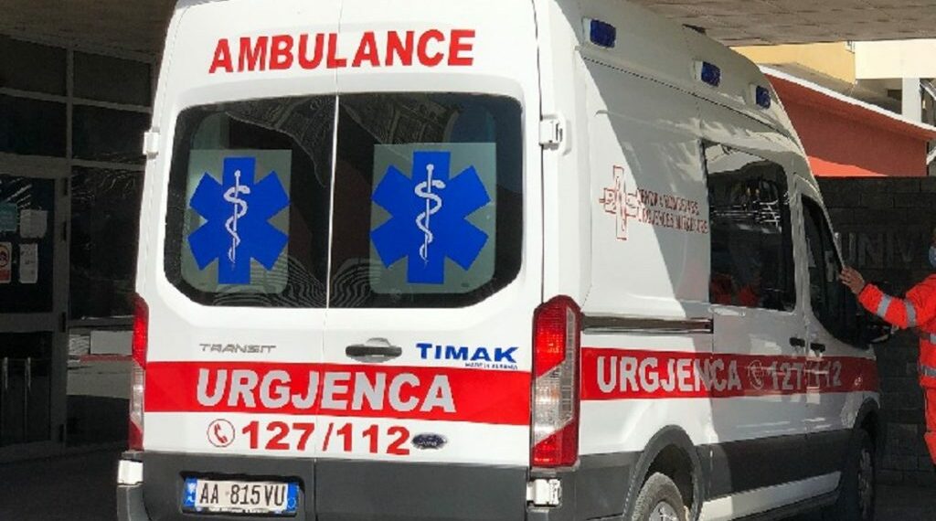 Aksident i rëndë/ Plagoset 63-vjeçari, humbi kontrollin e automjetit dhe…