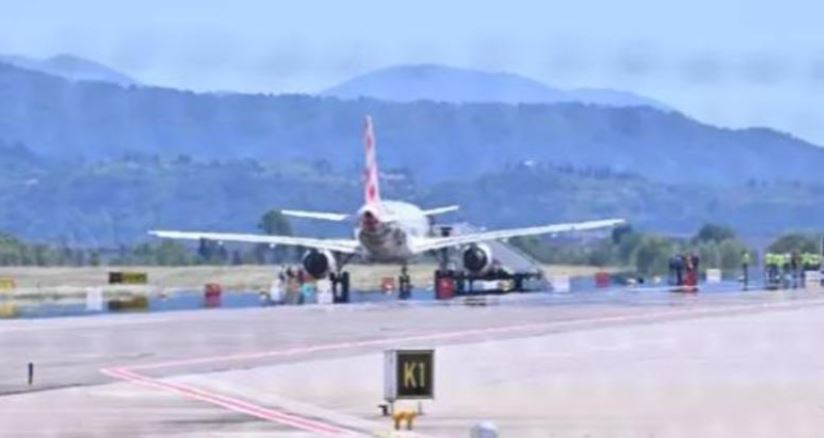 Tronditëse/ Hyri me forcë në pistën e aeroportit, burri thithet nga motori i avionit