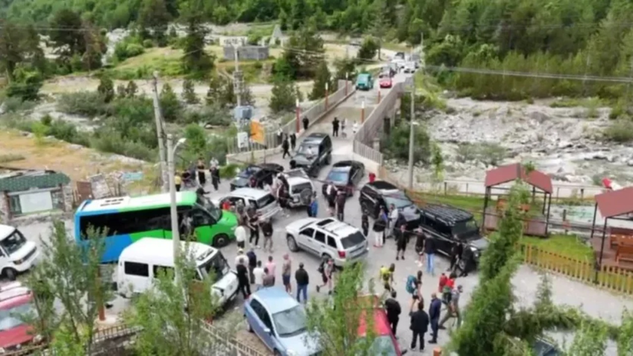 “Po flija kur erdhën duke bërtitur dilni jashtë”/ Turisti shqiptaro-britanik: Sendet e mia janë ende nën rrënoja