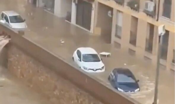 Moti i keq godet këtë vend/ Lëshohet alarmi i kuq, dy persona të zhdukur nga përmbytjet